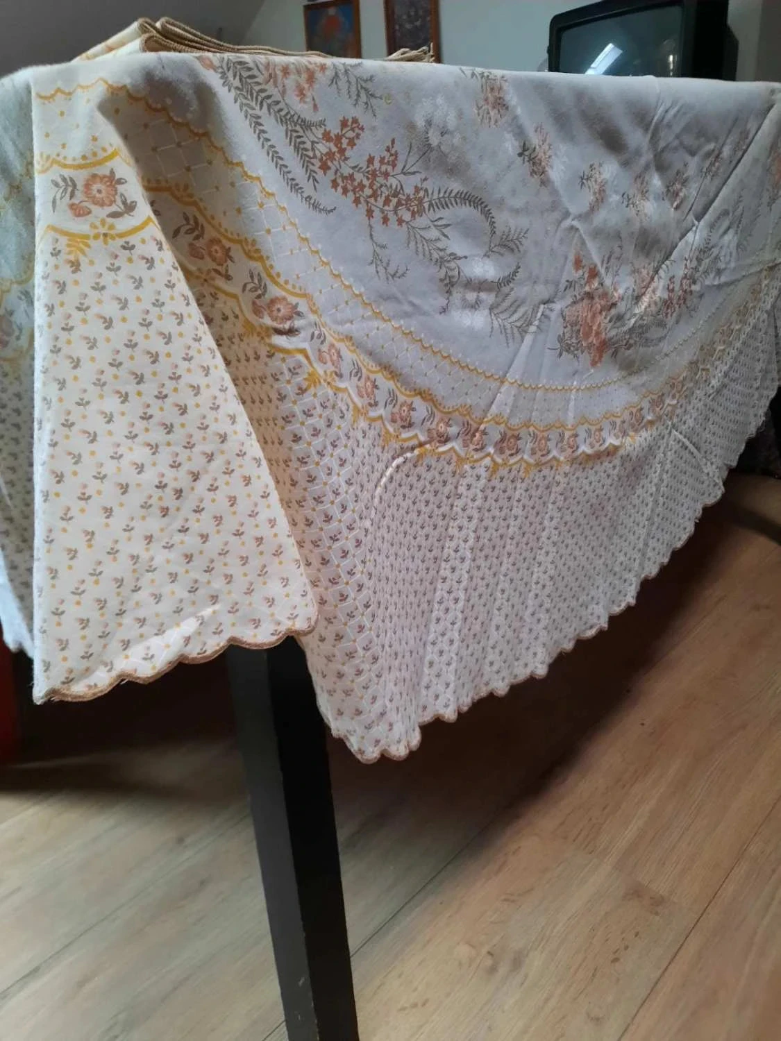 🥀Nappe ronde et ses 10 serviettes. – photo 3